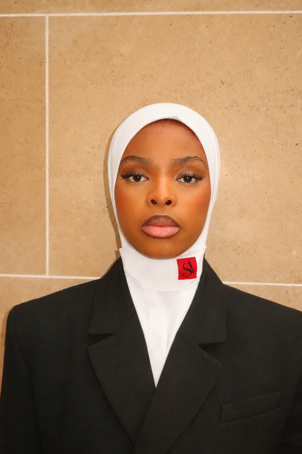 Hijab cagoule blanc étiquette rouge
